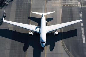 un parte superior aéreo ver de un aeropuerto terminal y pista con estacionado comercial aviones siendo cargado con suministros y pasajeros negocio y viajar. generativo ai. foto