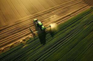 aéreo ver de combinar segador. cosecha de colza campo. industrial antecedentes en agrícola tema. biocombustible producción desde arriba. agricultura y ambiente en europeo Unión. generativo ai foto