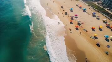 parte superior ver de arenoso playa con turquesa mar agua y vistoso azul sombrillas, aéreo zumbido disparo. generativo ai. foto