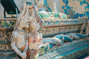 estatuas dentro el templo,hermoso templo en Bangkok o wat pariwas,templo en tailandia foto