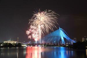 Putrajaya, malasia-julio 01. 2012- Fuegos artificiales a putrajaya el administrativo capital de Malasia foto