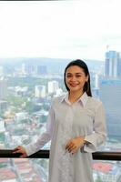 joven hermosa moderno malayo mujer Mañana actitud en frente de ventana Mira a cámara foto