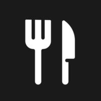 tenedor y cuchillo oscuro modo glifo ui icono. restaurante signo. servir arriba mesa. usuario interfaz diseño. blanco silueta símbolo en negro espacio. sólido pictograma para web, móvil. vector aislado ilustración