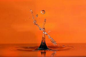 Water droplet drop splash collision dripping pillar reflection refraction photo