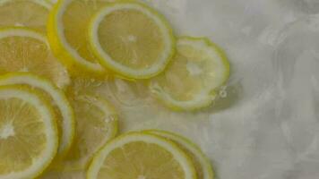 citron, lent mouvement, lent mouvement de citron dans l'eau video