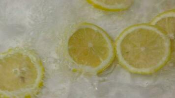 citron, lent mouvement, lent mouvement de citron dans l'eau video