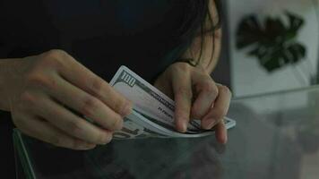 kvinnas händer räkning dollar, pengar video