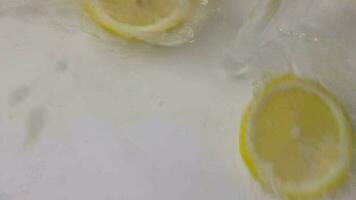 citron, långsam rörelse, långsam rörelse av citron- i vatten video