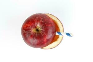 salud rojo cortar manzana reciclable papel Paja jugo bebida idea concepto en blanco antecedentes foto