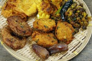 iftar set Piaju pakora beguni black chickpeas ghugni potato chop dates snack fried food photo