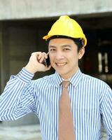 sur este asiático joven malayo chino hombre mujer vistiendo sin peligro casco construcción sitio trabajo foto