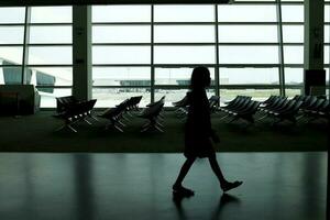 silueta sombra en aeropuerto hombre mujer caminando sombra foto