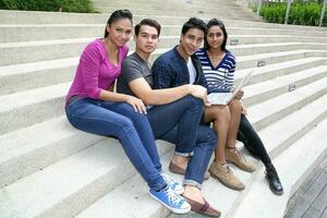 asiático joven hombre mujer amigo estudiante colegas al aire libre activo trabajo estudiar relajarse foto