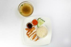sur este asiático estilo pollo arroz conjunto al vapor asado rebanado pollo con sopa oscuro chile salsa Malasia China foto