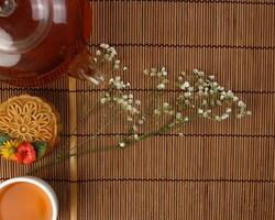 vistoso flor decorado Pastel de luna cortar rebanada medio capa chino medio otoño festival en bambú comida estera vaso tetera blanco cerámico taza para té bebé aliento flor foto