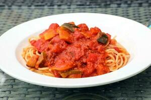 fornido vegetal picado carne salsa espaguetis foto