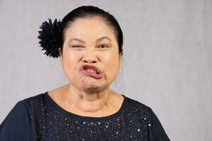 mayor mayor asiático mujer posando facial expresión foto
