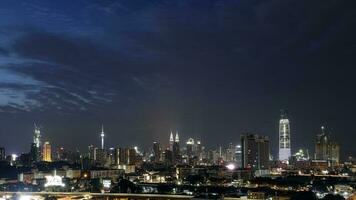 kuala lumpur, malasia-junio 15, 2019 el nunca creciente ciudad, ver de kuala lumpur horizonte desde parte superior de un edificio shwoing kl torre, klcc tonel razak intercambiar trx. foto