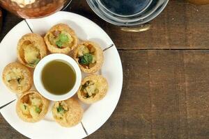 tadeon subcontinental calle bocadillo comida garbanzos patata pani puri fuska con Tamarindo salsa foto