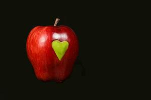 manzana corazón rojo verde foto