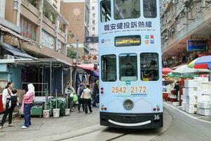 hong kong- marzo 12, 2019 concurrido chun yeung calle mojado mercado tranvía línea y tiendas y establos de venta verdura, carne, pez, frutas etc. foto