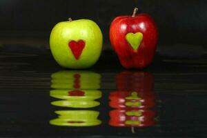 manzana corazón rojo verde foto