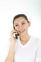hermosa joven sur este asiático chino hablar en teléfono contento en blanco antecedentes foto