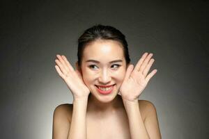 joven hermosa asiático mujer facial expresión foto