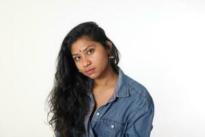 joven atractivo asiático indio mujer actitud cara cuerpo expresión modo emoción en blanco antecedentes Mira a cámara foto