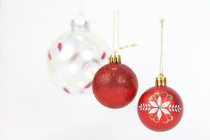 Navidad rojo ornamento decoración colgando en blanco antecedentes foto