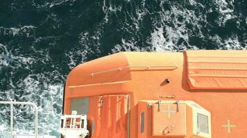 paso mediante mar agua debajo naranja crucero Embarcacion bote salvavidas de cerca vídeo video