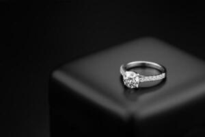 compromiso oro diamante anillo en joyería caja foto