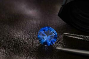 el precioso azul zafiro piedra preciosa foto