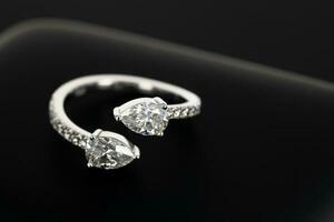 compromiso oro anillo con lujo diamante foto