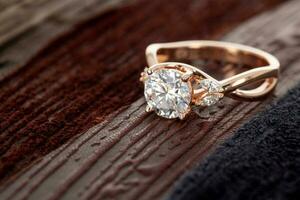 compromiso oro anillo con lujo diamante foto