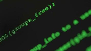 líneas de aleatorio comandos en el hackers computadora pantalla. rotura dentro el sistema concepto video