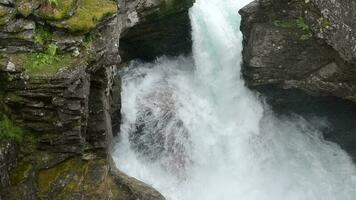 norwegisch roh Landschaft. szenisch Fluss Schlucht im schleppend Bewegung. video