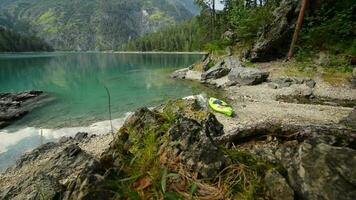 caiaque em a cênico lago costa. período de férias caiaque viagem em a ver às cegas lago video