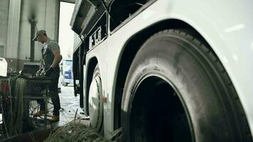 ônibus reparar dentro auto mecânico oficina. video