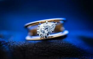 lujo oro anillo con precioso piedra preciosa en azul oscuro antecedentes foto