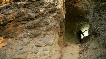 géologique chercheur. caucasien Hommes dans le sien 30s avec lampe de poche pendant la grotte explorant. video