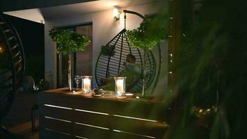 patio decor met hangende ei stoel. video