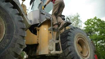 escavadora operador preparando para dele trabalho. construção indústria. video
