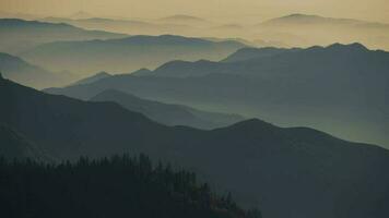 le coucher du soleil dans sierra Nevada montagnes panorama. Californie, uni États de Amérique. video