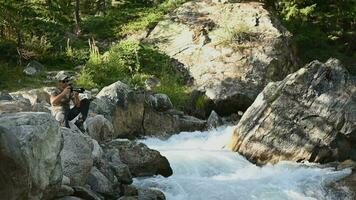 photographe prise des photos dans de face de Montagne rivière video