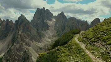 caucasian vandrare på de naturskön alpina spår video
