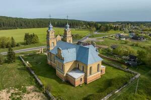 aéreo ver en neo gótico templo o católico Iglesia en campo foto