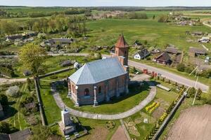 aéreo ver en neo gótico templo o católico Iglesia en campo foto