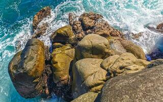 tablista olas turquesa azul agua rocas acantilados cantos rodados puerto escondido. foto