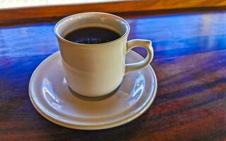 taza de café negro americano en el restaurante méxico. foto